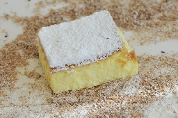 Kremówka- wypiek na bazie ciasta francuskiego i masy budyniowej. Z wierzchu posypana cukrem pudrem.